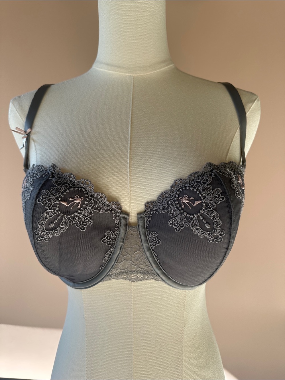 Simone Perele Charcoal Gray Lace Underwire Bra with Embroidered Detail